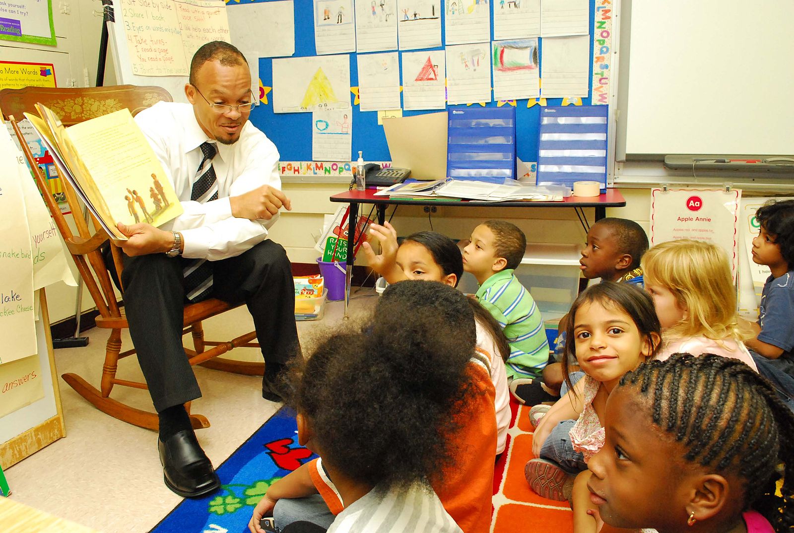 teacher reads to first grade students